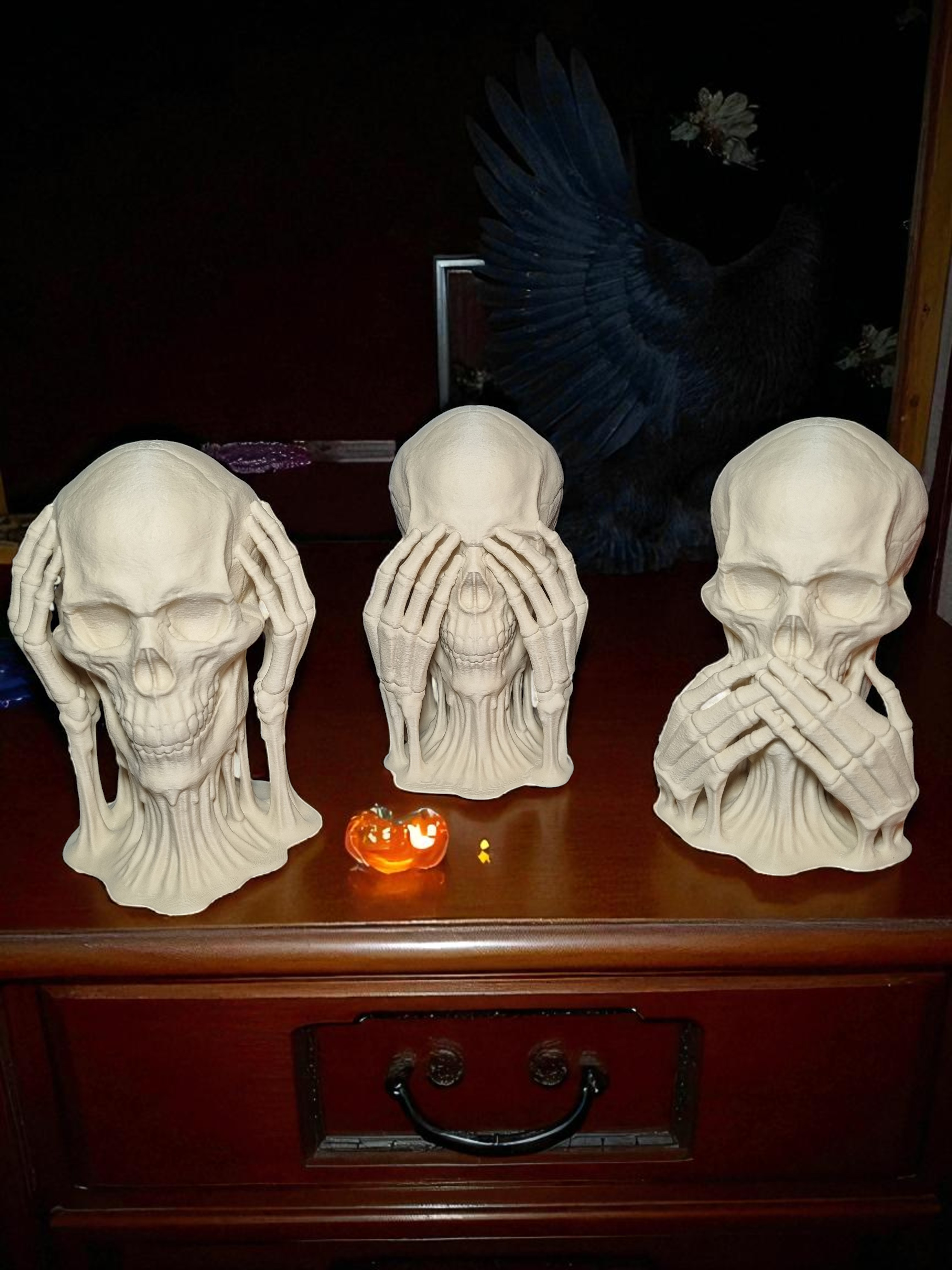 trio de crânes “Ne rien voir, ne rien entendre, ne rien dire”