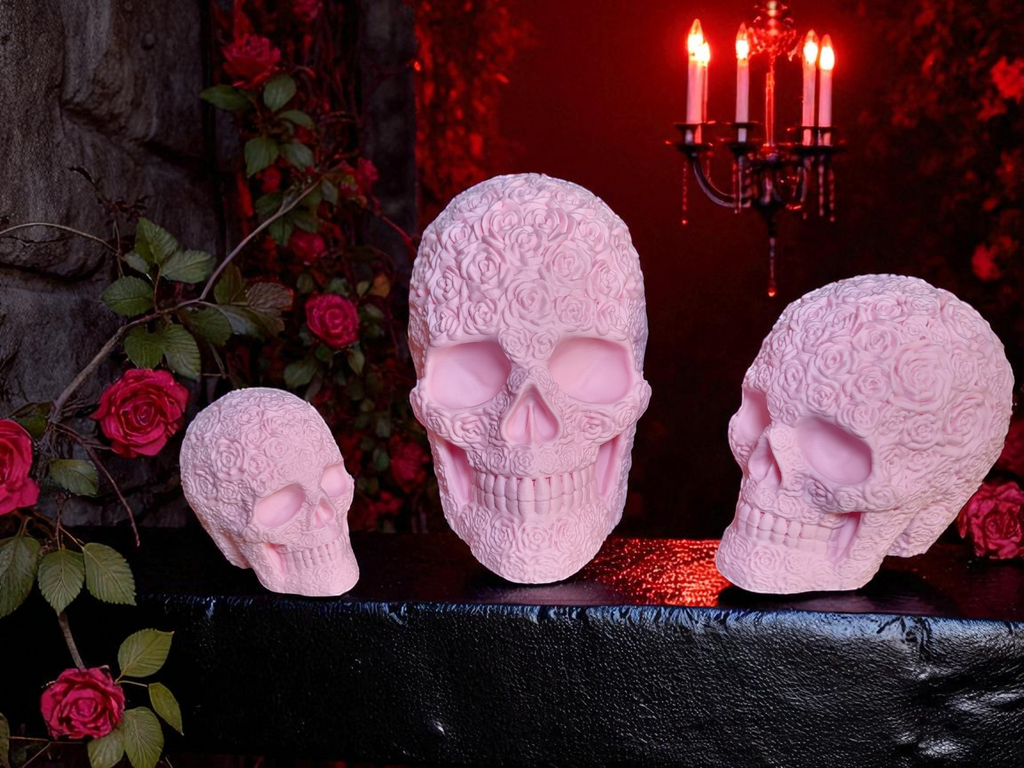 Crâne orné de roses en relief