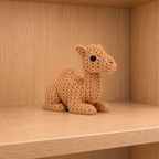 Figurine chameau kawaii effet tricoté imprimée en 3D, couleur sable et noir