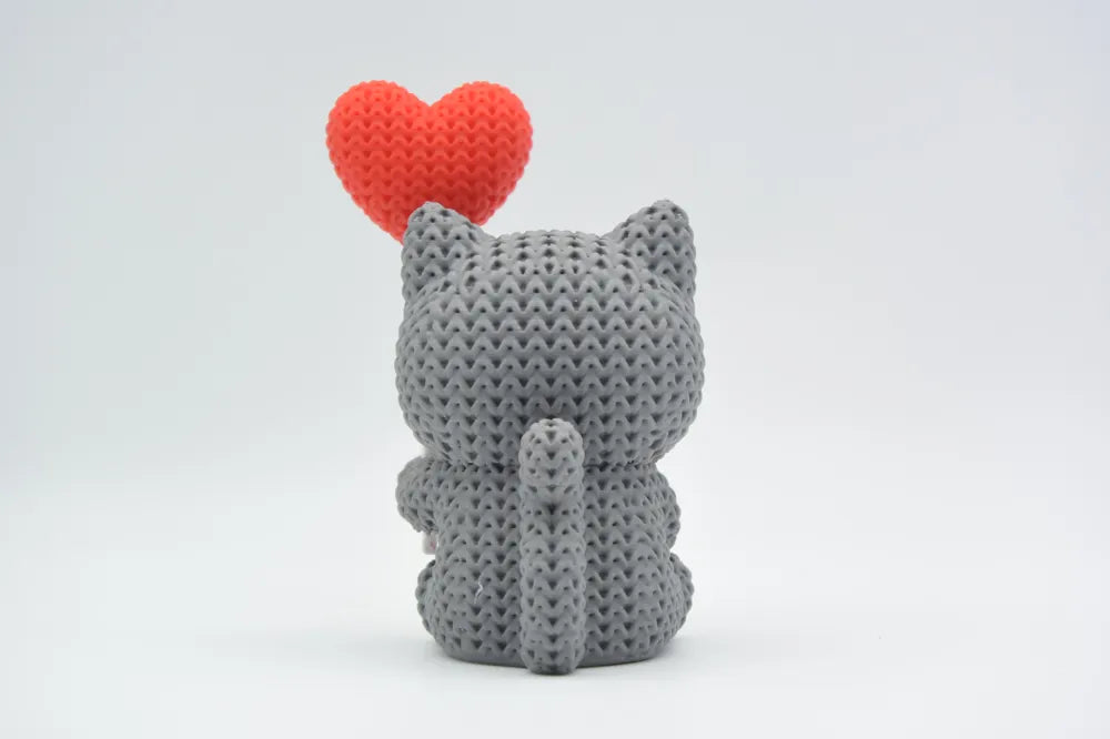 Figurine chat mignon avec ballon cœur effet tricoté imprimée en 3D, vue 4