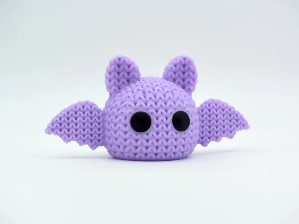 Chauve-souris mignonne violette effet tricoté vue de côté, figurine Halloween imprimée en 3D - Tresor3D