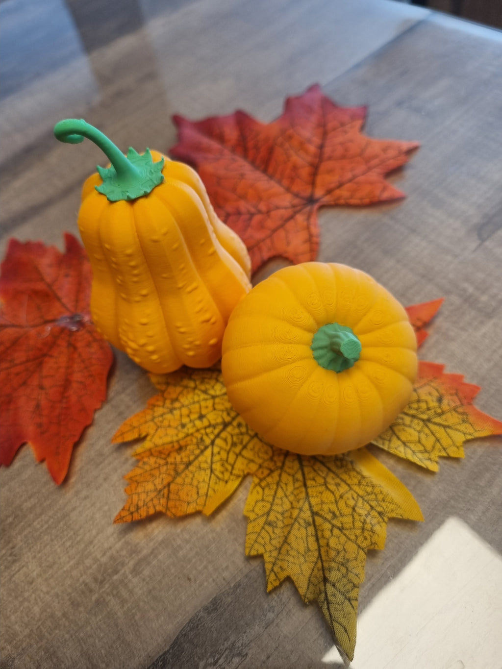 Courge décorative élancée posée en situation sur une console, Tresor3D