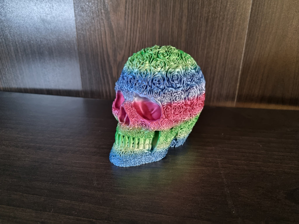 Détail des roses sculptées sur le crâne décoratif, Tresor3D