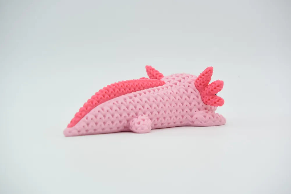 Figurine axolotl droit kawaii effet tricoté, vue de profil