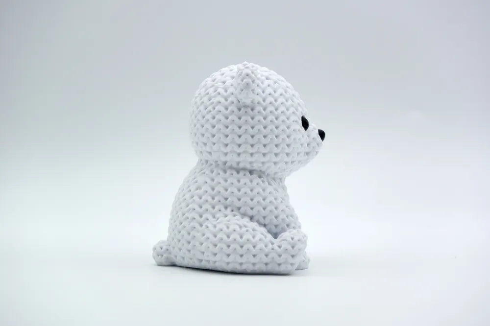 Figurine bébé ours polaire kawaii effet tricoté, vue de profil