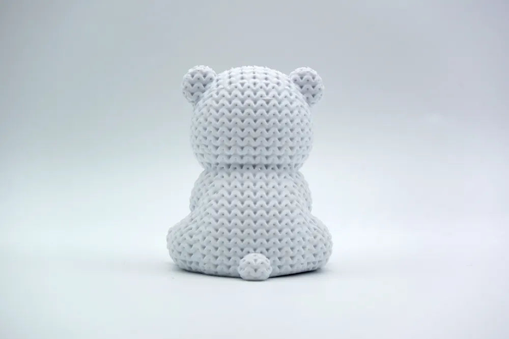 Figurine bébé ours polaire kawaii effet tricoté, vue arrière