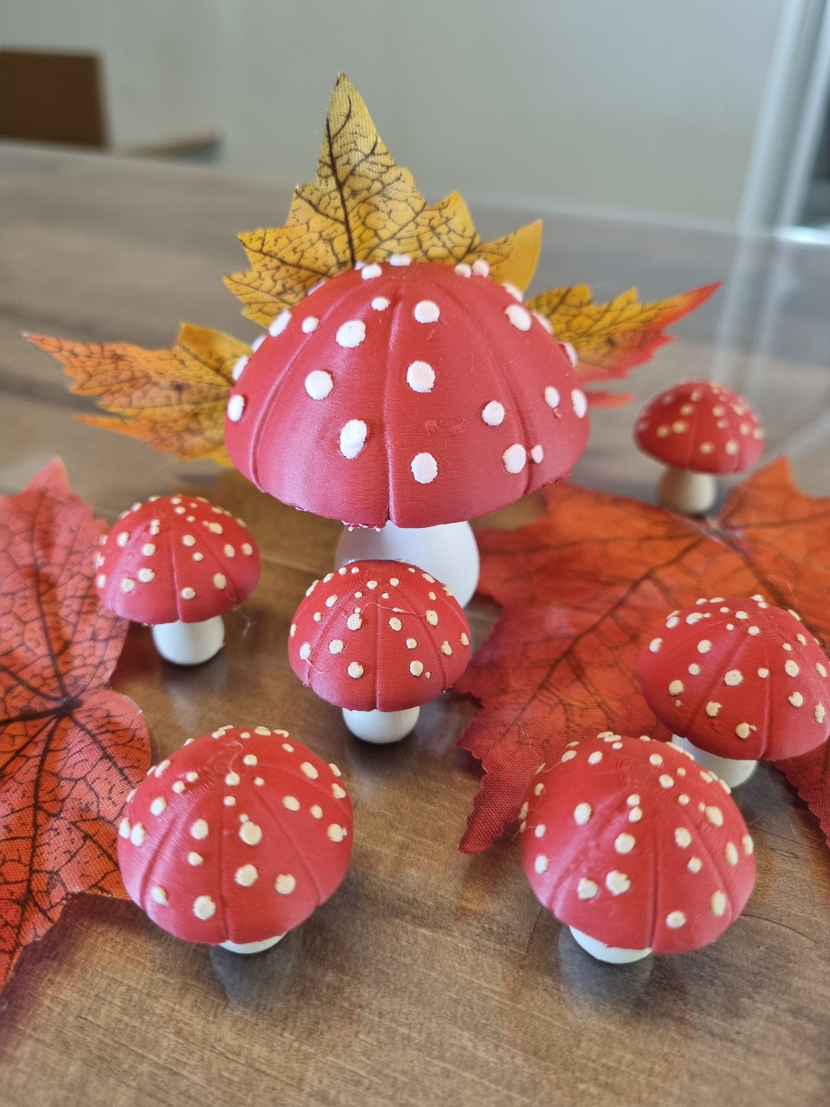 Détail des chapeaux tachetés et pieds blancs des champignons sous-bois, Tresor3D