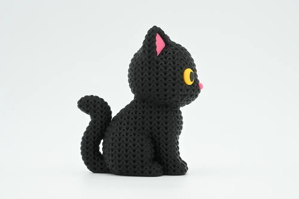Figurine chat noir d'halloween kawaii effet tricoté, vue de profil