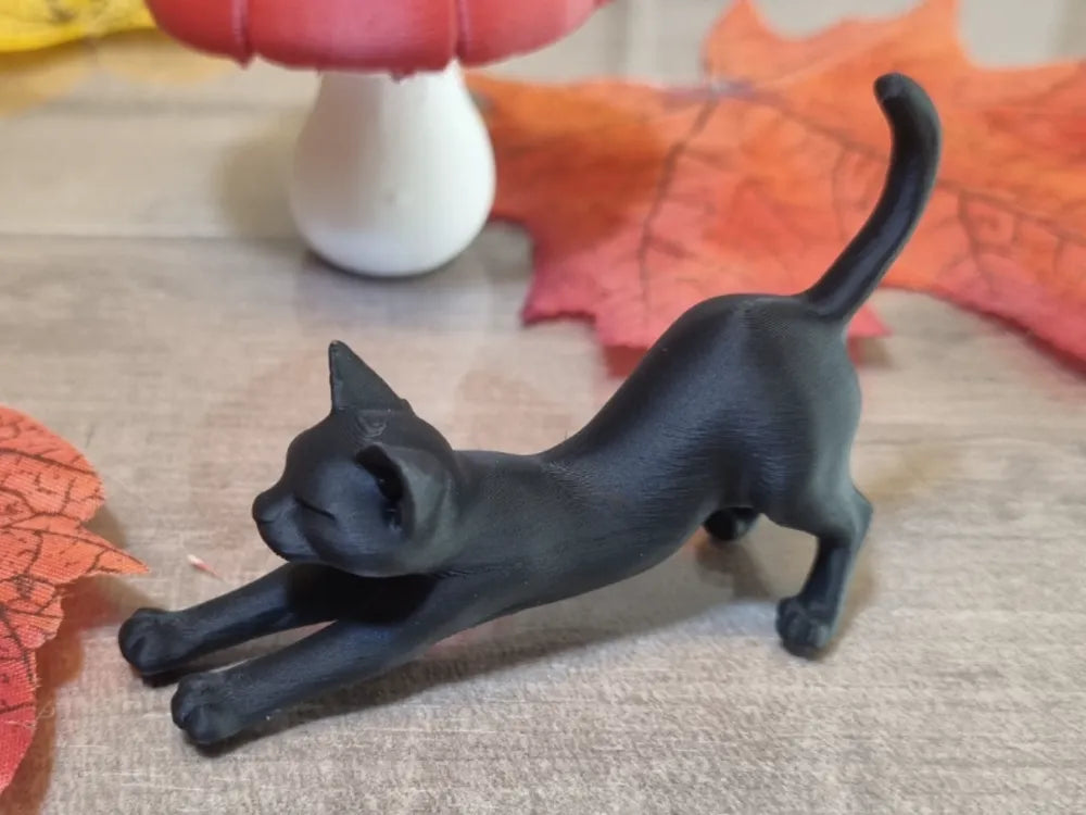 Figurine de chat noir qui s'étire, style minimaliste, Tresor3D