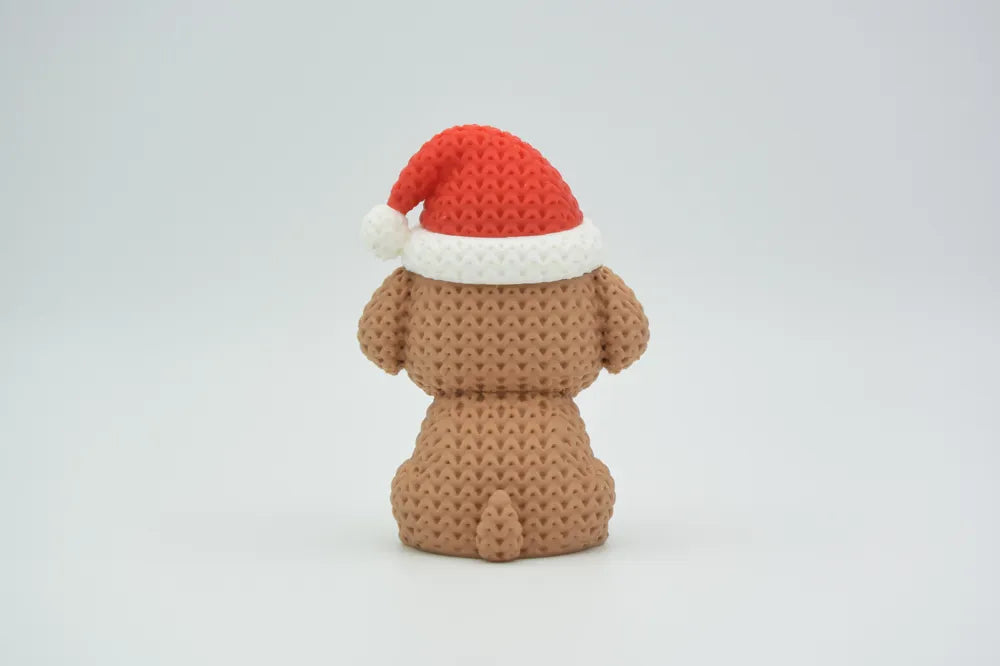 Figurine chien avec bonnet de noël kawaii effet tricoté, vue de profil