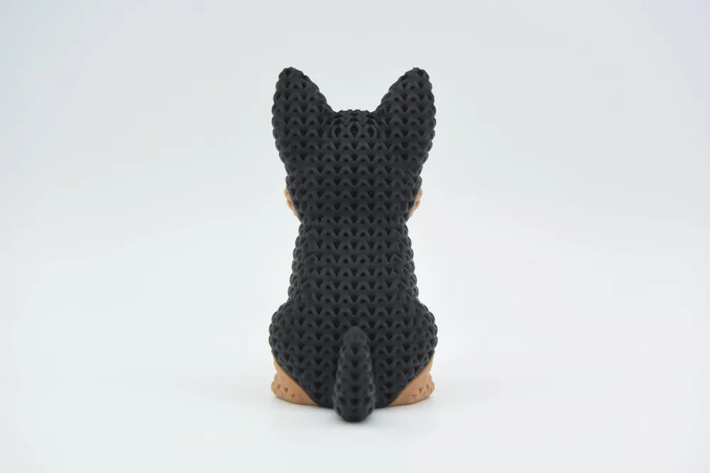 Figurine chien berger allemand kawaii effet tricoté, vue de profil