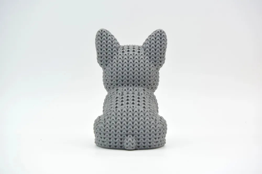 Figurine chien bouledogue français kawaii effet tricoté, vue de profil
