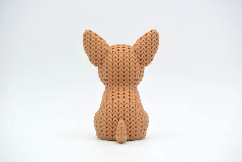 Figurine chien chihuahua kawaii effet tricoté, vue de profil