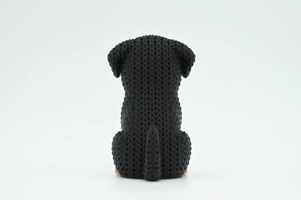 Figurine chien rottweiler kawaii effet tricoté, vue de profil