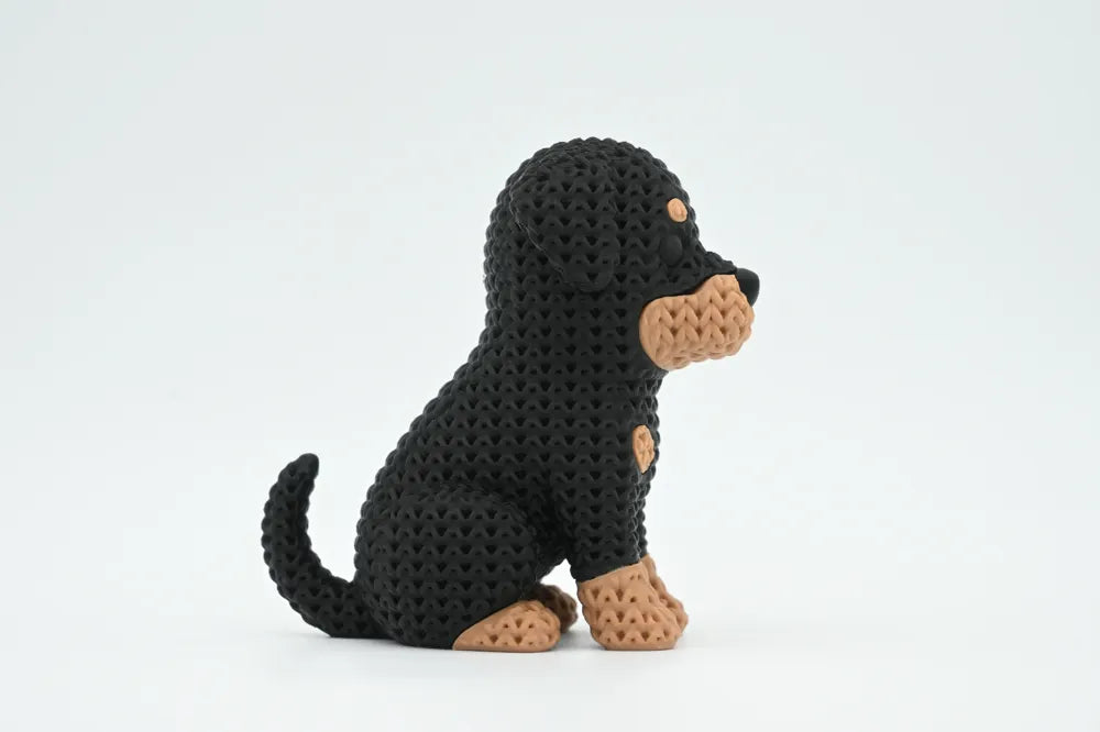 Figurine chien rottweiler kawaii effet tricoté, vue arrière