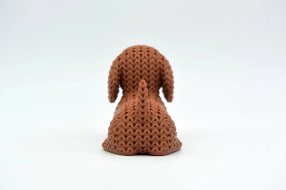 Figurine chien teckel kawaii effet tricoté, vue de profil
