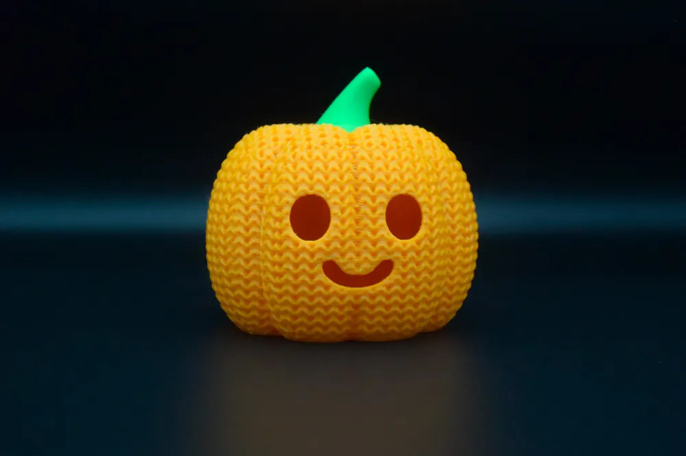 Figurine citrouille d'halloween kawaii effet tricoté, vue de profil