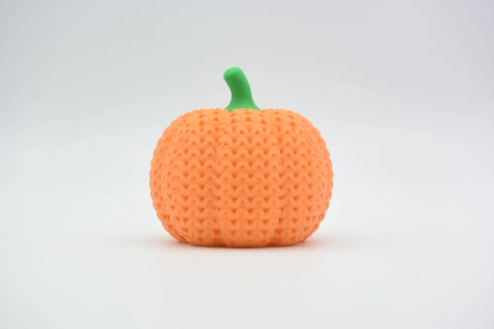 Figurine citrouille souriante d'halloween kawaii effet tricoté, vue de profil