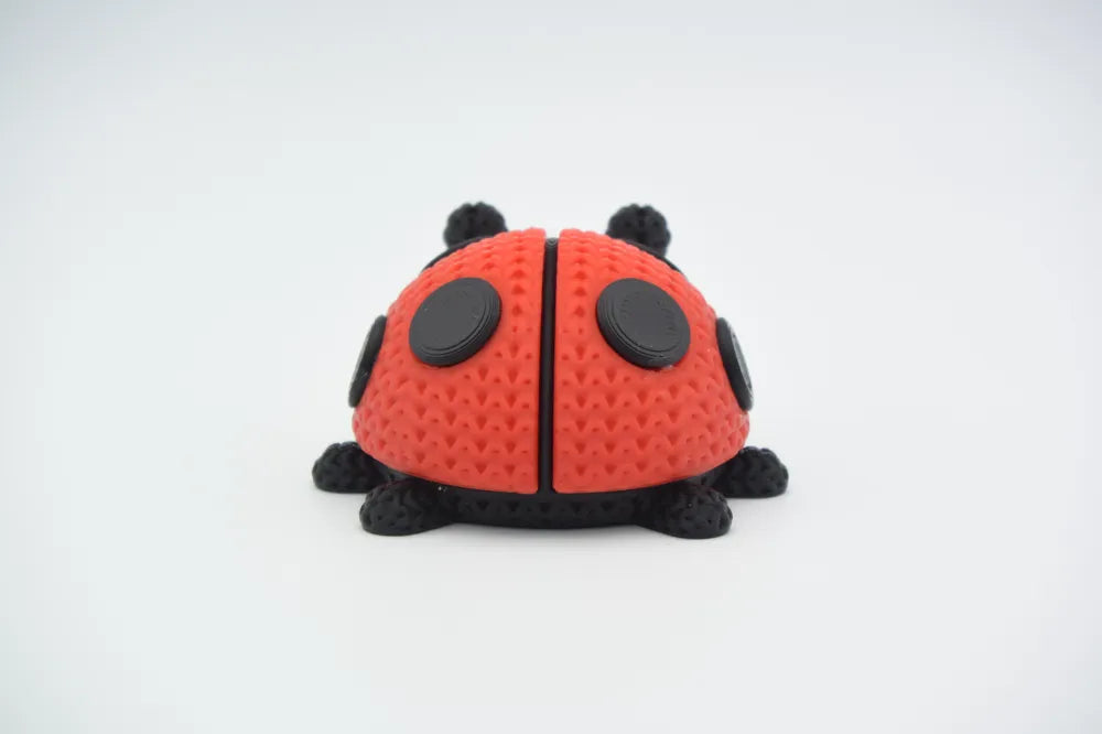 Figurine coccinelle kawaii effet tricoté, vue de profil