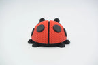 Figurine coccinelle kawaii effet tricoté, vue de profil