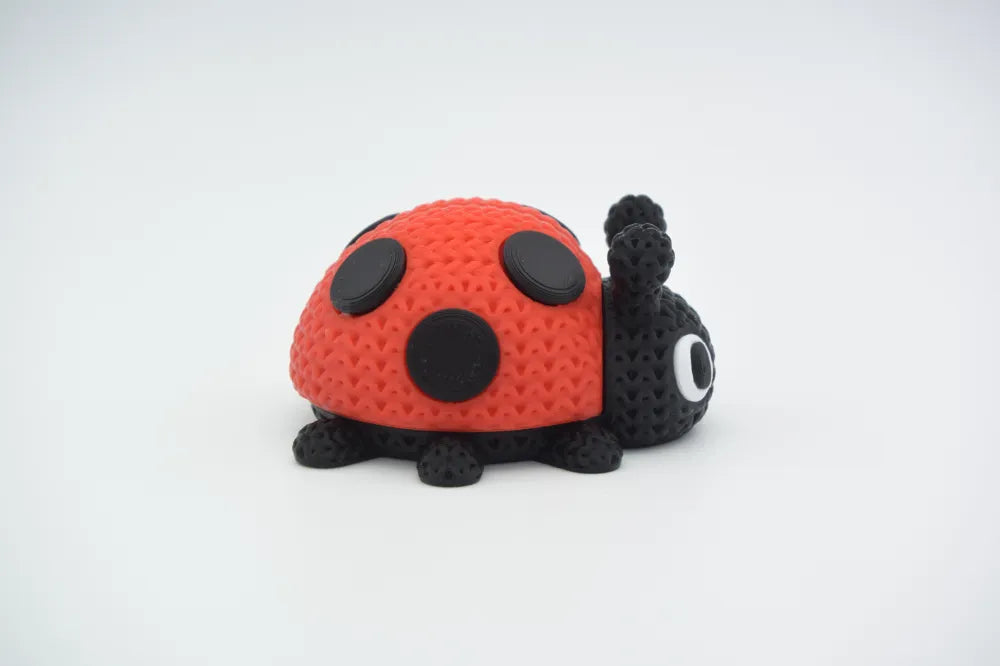Figurine coccinelle kawaii effet tricoté, vue arrière