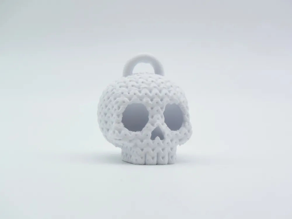 Figurine crâne d'halloween kawaii effet tricoté, vue de profil