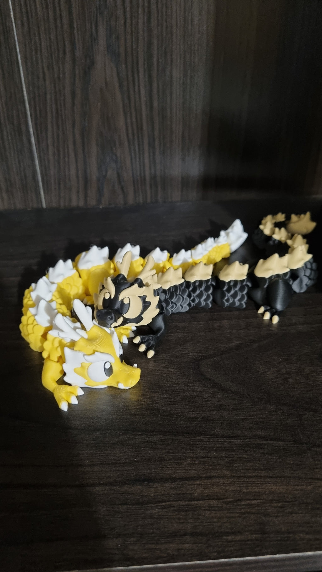 Dragon articulé posé en situation sur une étagère, Tresor3D