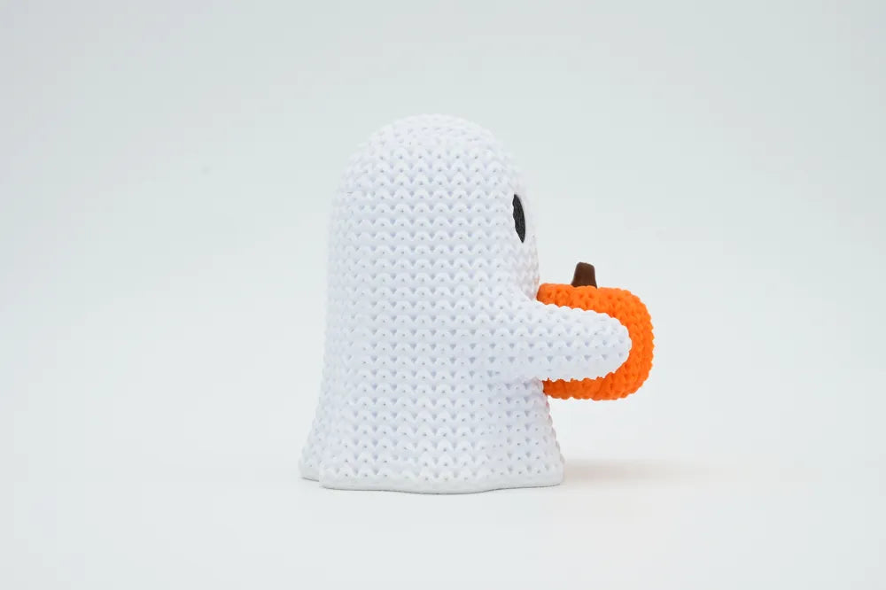 Figurine fantôme citrouille d'halloween kawaii effet tricoté, vue de profil