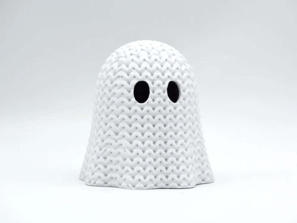 Figurine fantôme d'halloween kawaii effet tricoté, vue de profil
