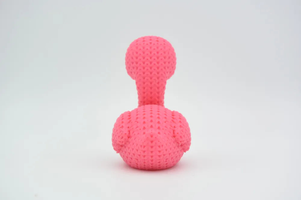 Figurine flamant rose kawaii effet tricoté, vue de profil
