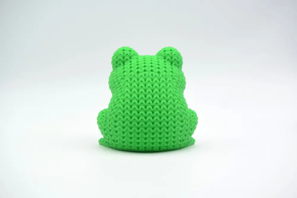 Figurine grenouille kawaii effet tricoté, vue de profil