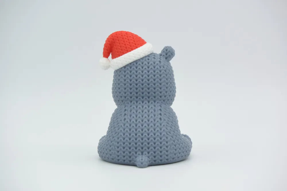 Figurine hippopotame avec bonnet de noël kawaii effet tricoté, vue de profil