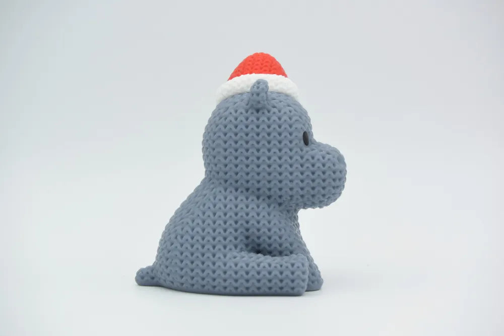 Figurine hippopotame avec bonnet de noël kawaii effet tricoté, vue arrière