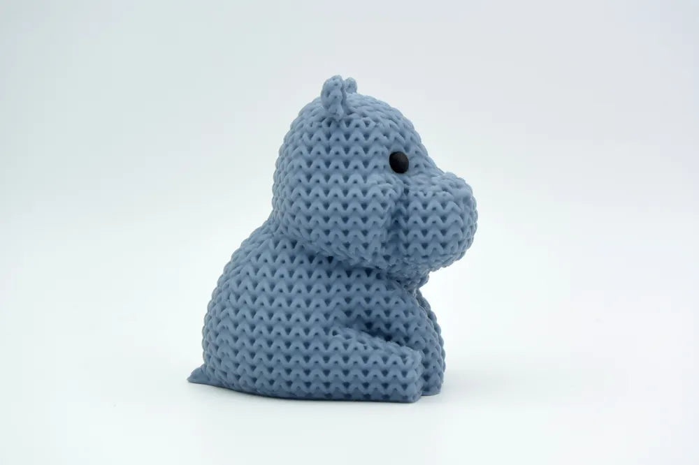 Figurine hippopotame kawaii effet tricoté, vue de profil