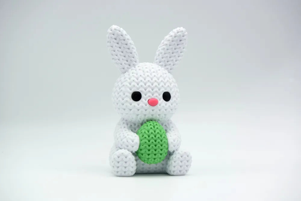 Figurine lapin à l'œuf de pâques kawaii effet tricoté, vue de profil