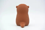 Figurine loutre au cœur kawaii effet tricoté, vue de profil