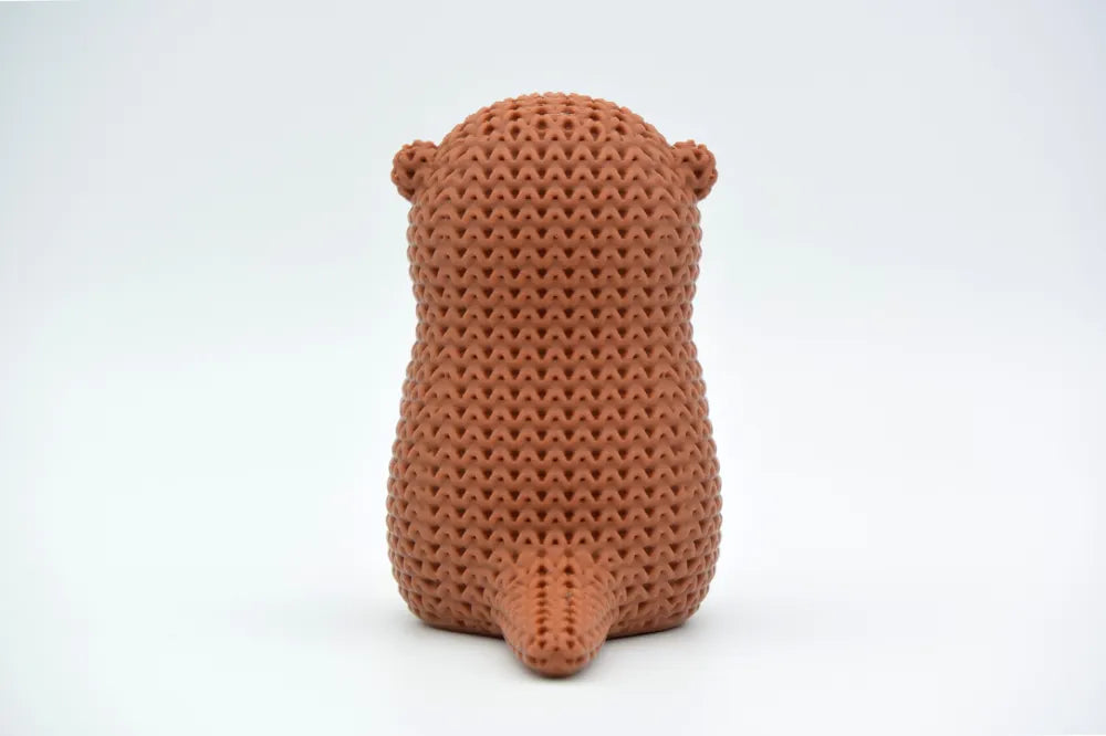 Figurine loutre au cœur kawaii effet tricoté, vue de profil