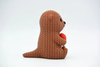 Figurine loutre au cœur kawaii effet tricoté, vue arrière