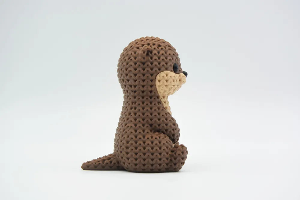 Figurine loutre kawaii effet tricoté, vue de profil