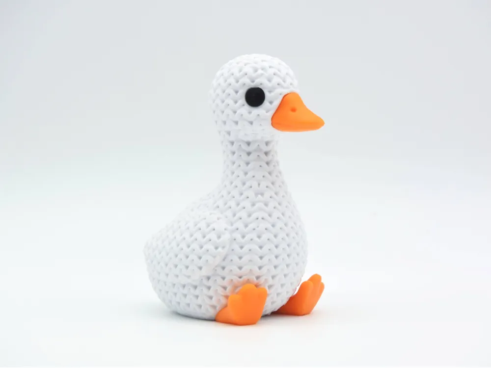 Figurine oie kawaii effet tricoté, vue de profil