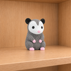 Figurine opossum kawaii effet tricoté, vue de face