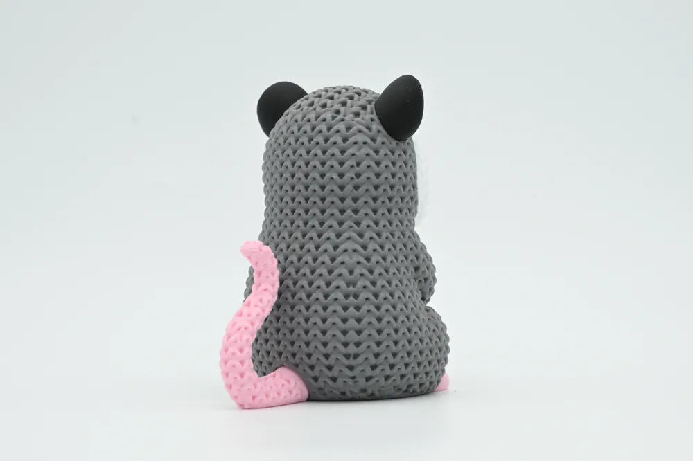 Figurine opossum kawaii effet tricoté, vue de profil