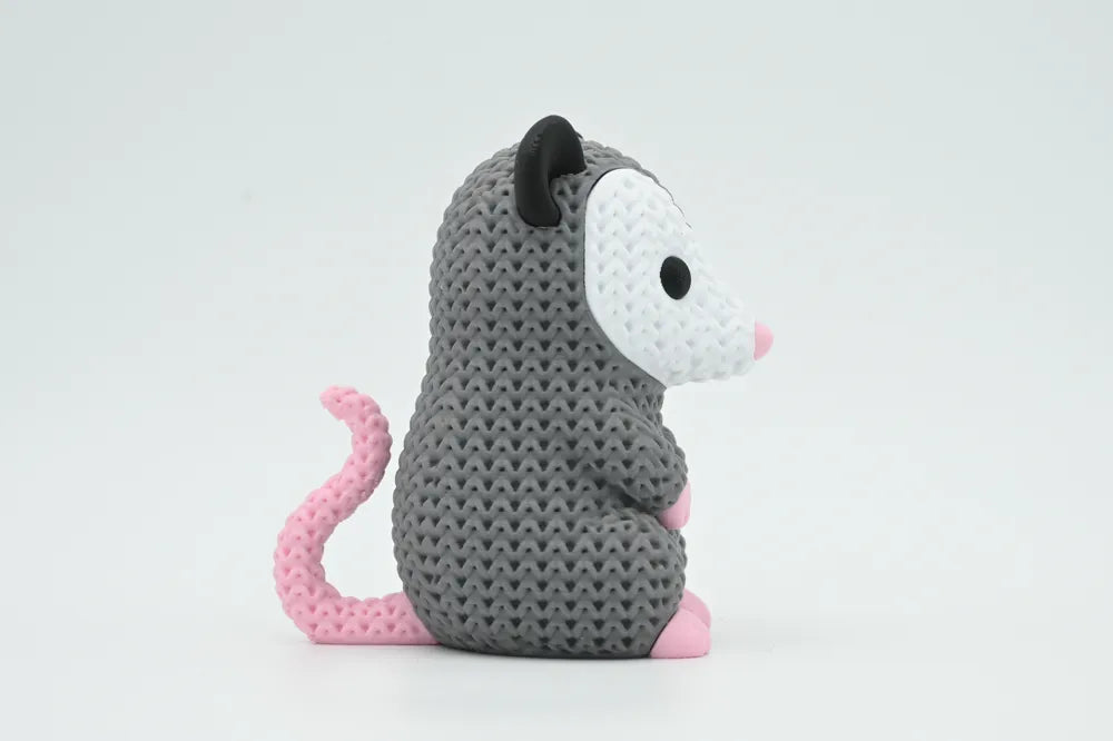 Figurine opossum kawaii effet tricoté, vue arrière