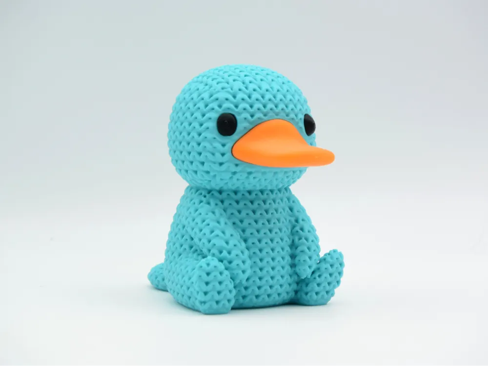 Figurine ornithorynque kawaii effet tricoté, détail de la texture tricotée
