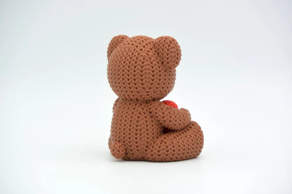 Figurine ourson au cœur kawaii effet tricoté, vue de face