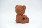 Figurine ourson au cœur kawaii effet tricoté, vue de face