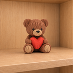 Figurine ourson au cœur kawaii effet tricoté, vue de profil