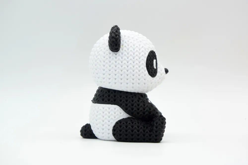 Figurine panda kawaii effet tricoté, vue de profil