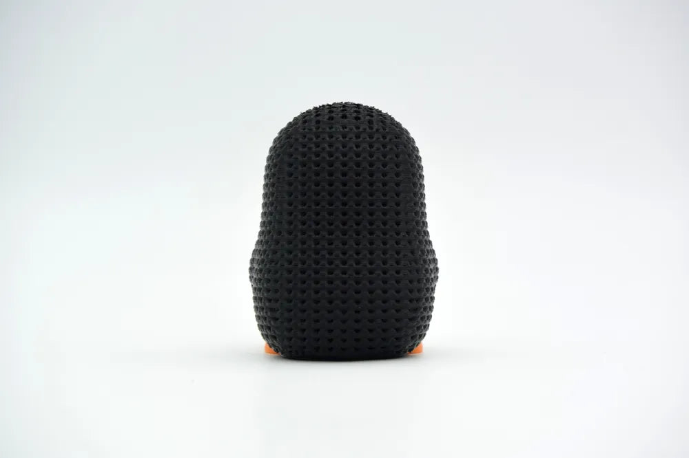 Figurine pingouin au cœur kawaii effet tricoté, vue de face