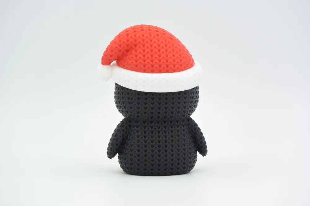 Figurine pingouin avec bonnet de noël kawaii effet tricoté, vue de face